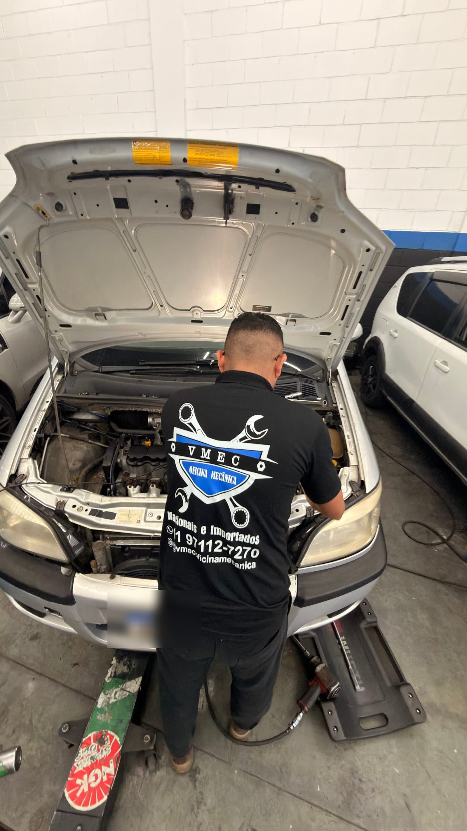 Mecânico da VMEC trabalhando no motor